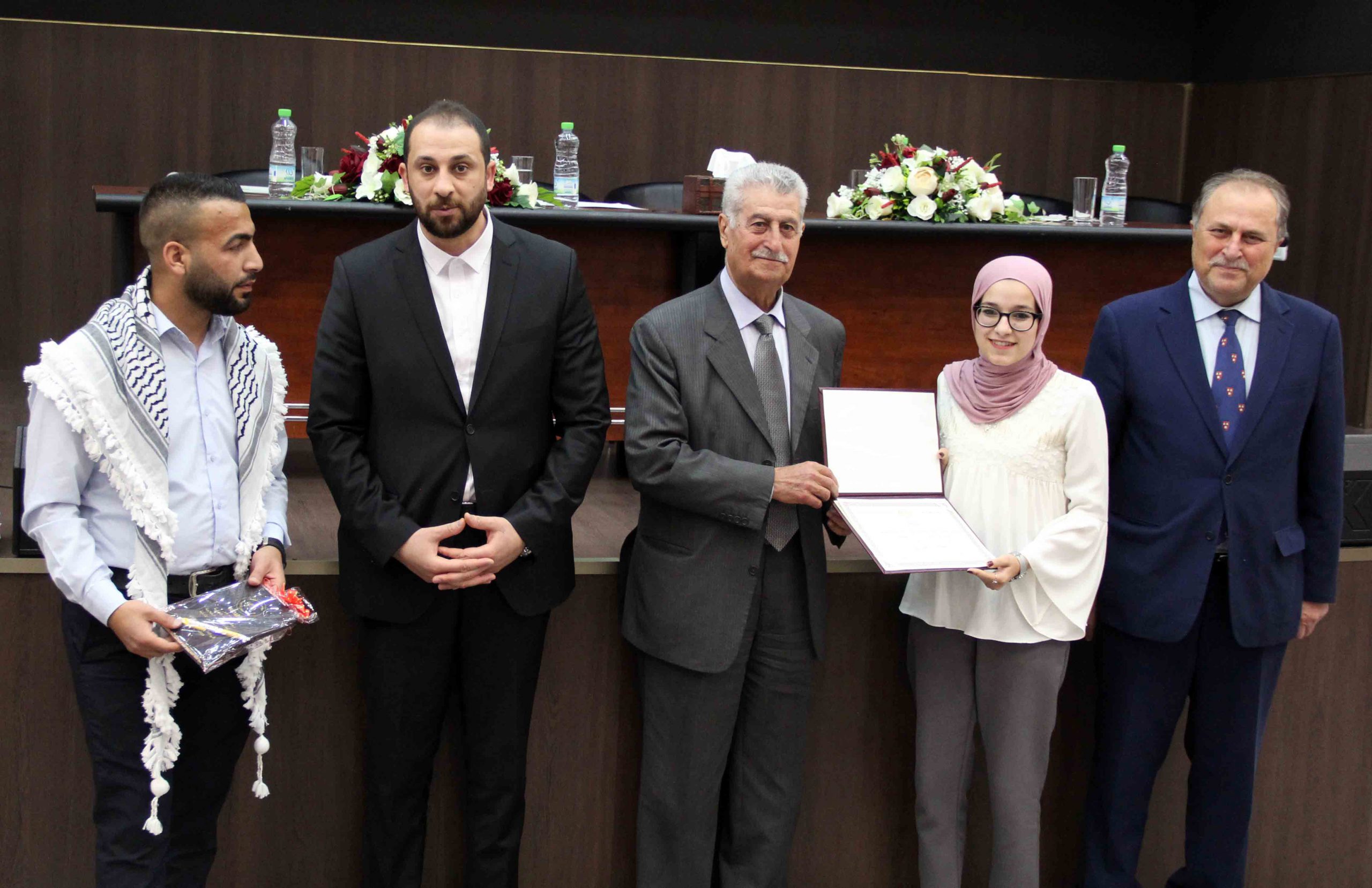 جامعة فلسطين الأهلية تكرم طلبتها المتفوقين جامعة فلسطين الأهلية تكرم طلبتها المتفوقين