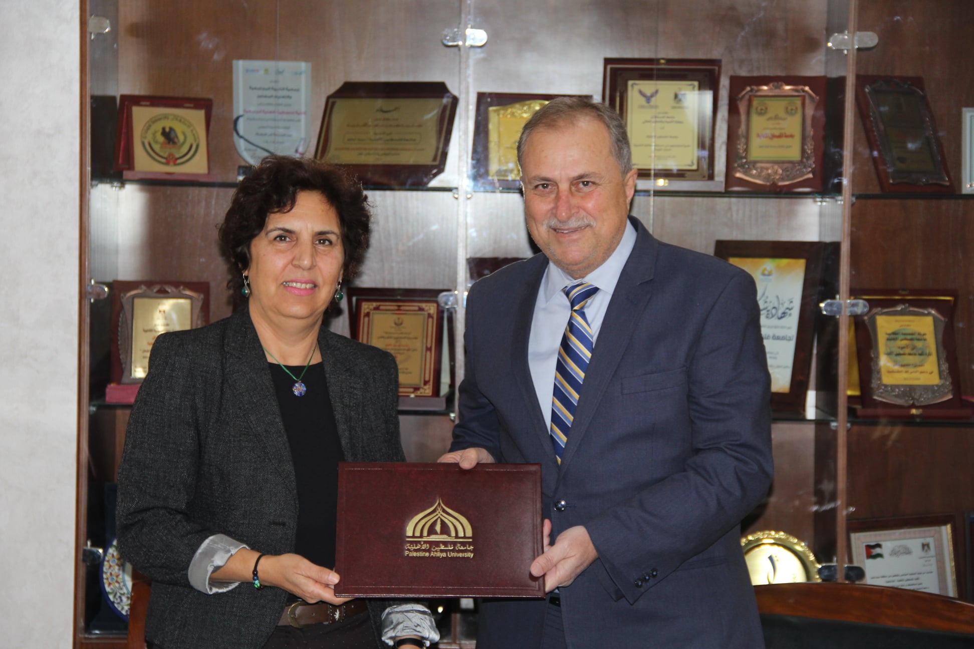 جامعة فلسطين الاهلية توقع اتفاقية تعاون مع مركز السرايا لخدمة المجتمع جامعة فلسطين الاهلية توقع اتفاقية تعاون مع مركز السرايا لخدمة المجتمع
