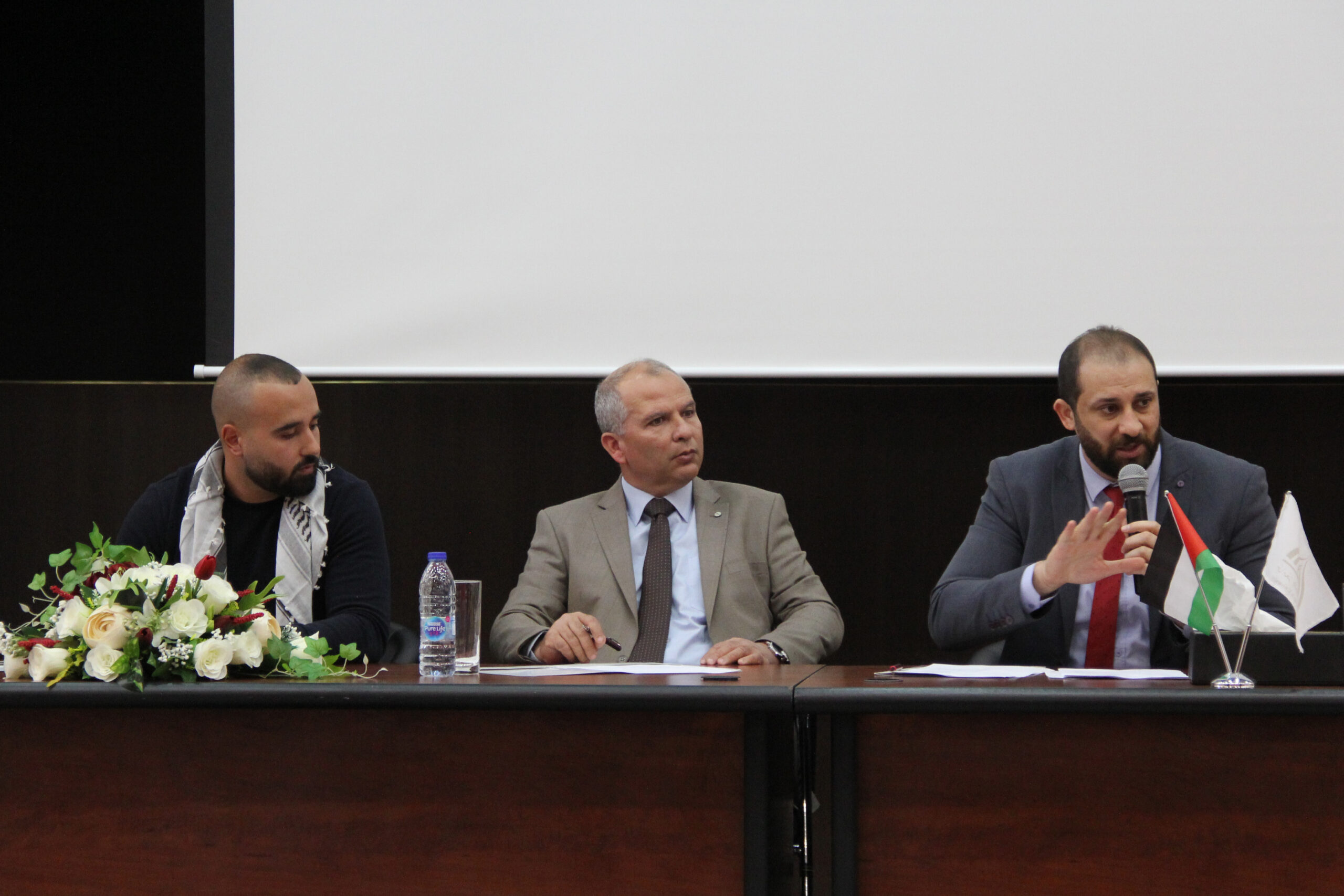 جامعة فلسطين الأهلية تعقد ورشة عمل حول تمكين المرأة والتمنية المحلية جامعة فلسطين الأهلية تعقد ورشة عمل حول تمكين المرأة والتمنية المحلية