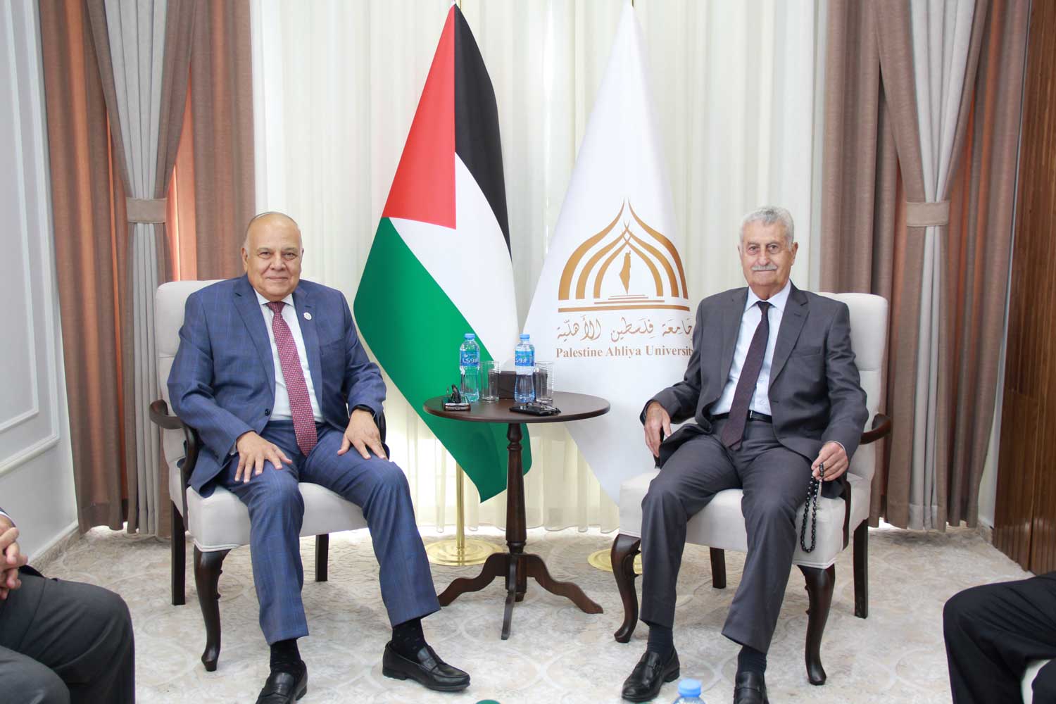 بدعوة من جامعة فلسطين الاهلية الامين العام لاتحاد الجامعات العربية يقوم بزيارة تاريخية لدولة فلسطين ويلتقي كبار المسؤولين ورؤساء الجامعات بدعوة من جامعة فلسطين الاهلية الامين العام لاتحاد الجامعات العربية يقوم بزيارة تاريخية لدولة فلسطين ويلتقي كبار المسؤولين ورؤساء الجامعات