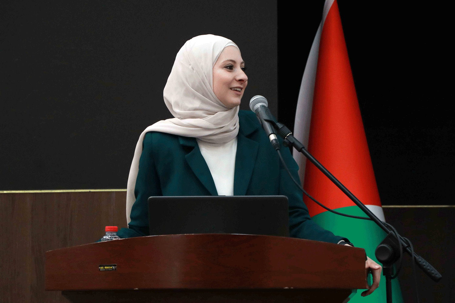محاضرة لطلبة مساق مقدمة في الثقافة العالمية حول “إدارة الأدوية – الاستخدام الأمثل والسلامة العلاجية”