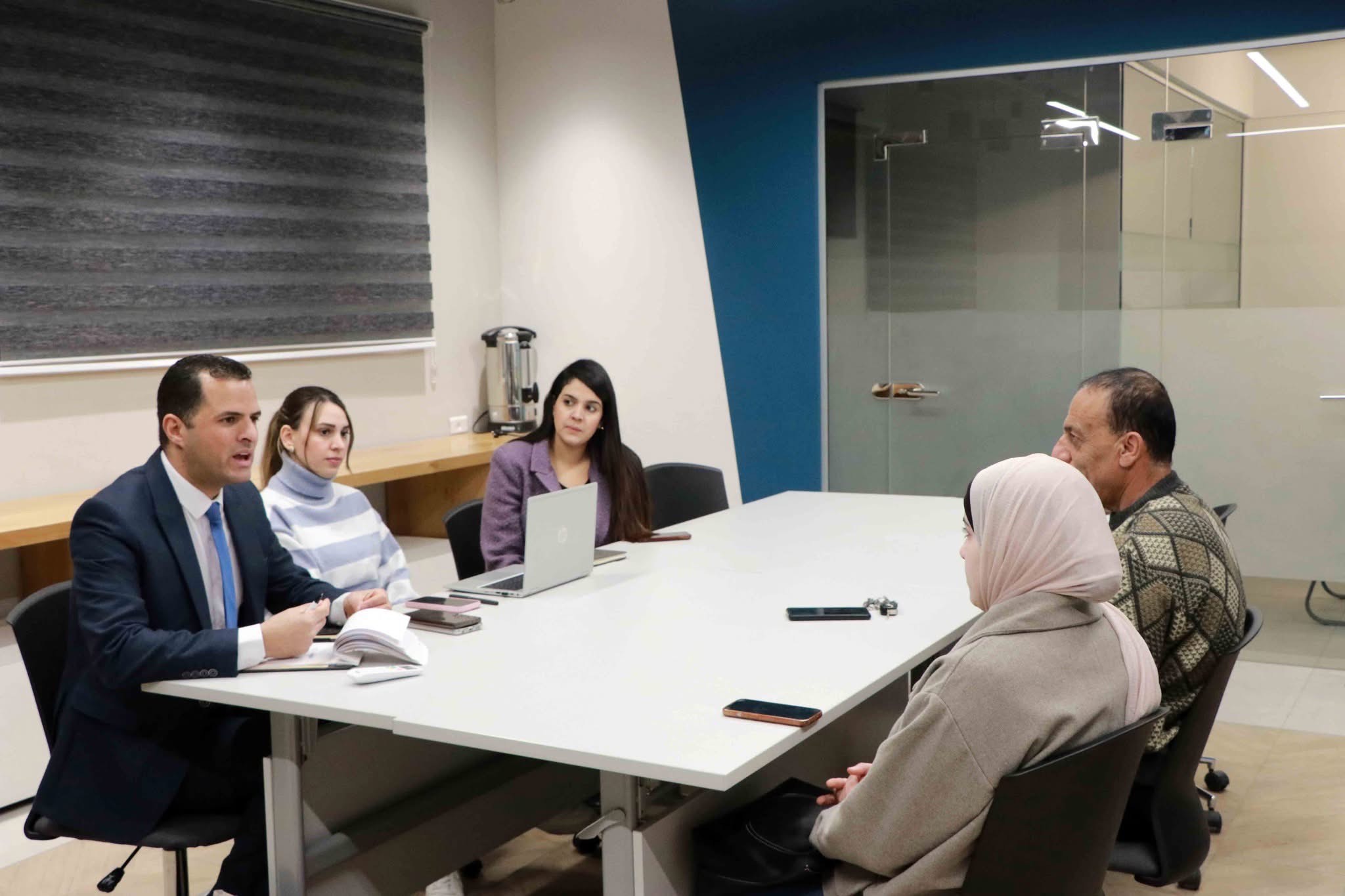 وحدة الخريجين والتدريب ومركز الخليل المجتمعي يبحثان افاق التعاون