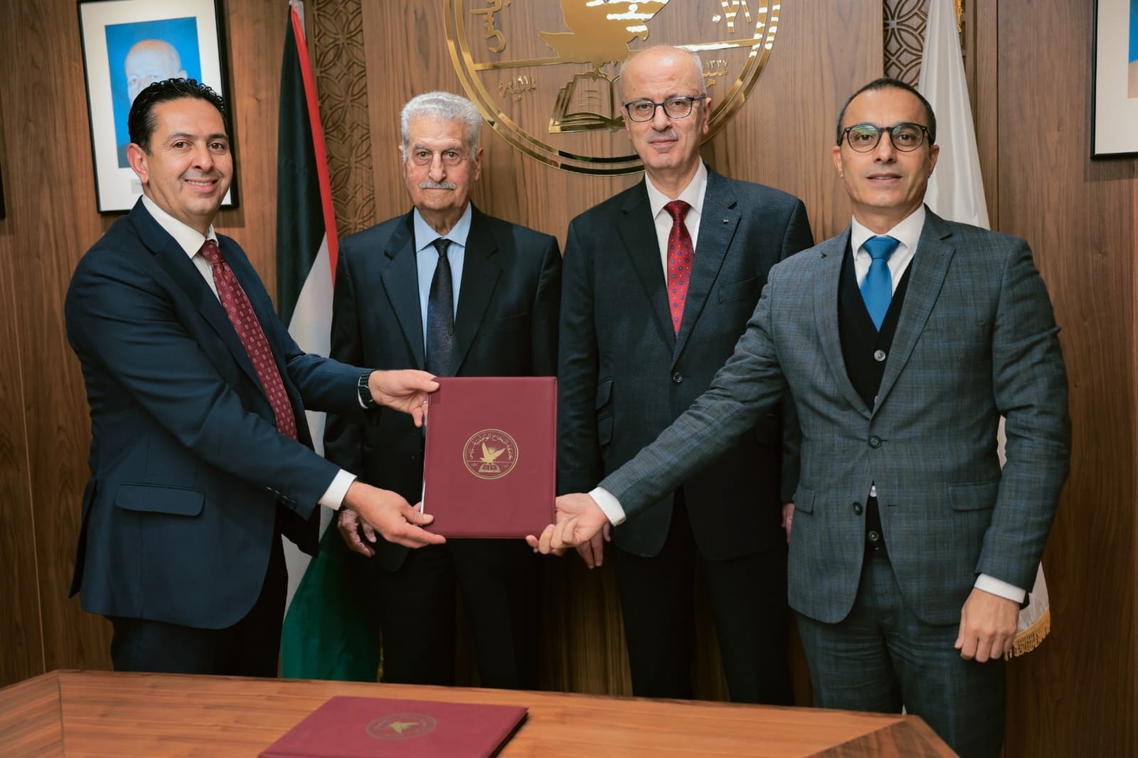 وفد من جامعة فلسطين الأهلية يزور جامعة النجاح الوطنية ويوقّع اتفاقية تعاون أكاديمي مشترك وفد من جامعة فلسطين الأهلية يزور جامعة النجاح الوطنية ويوقّع اتفاقية تعاون أكاديمي مشترك