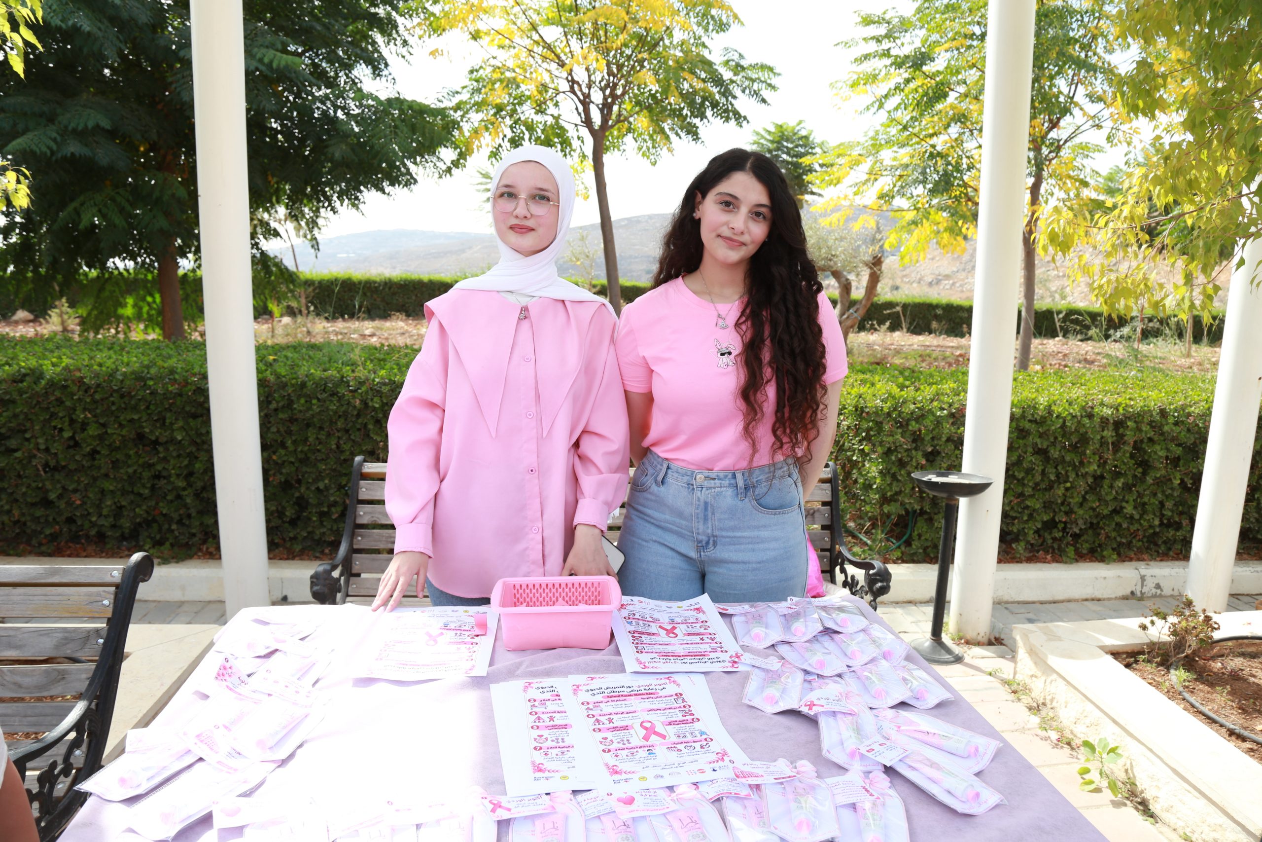 جامعة فلسطين الأهلية تنظم فعاليات توعوية بمناسبة أكتوبر الوردي لتعزيز الوعي بسرطان الثدي